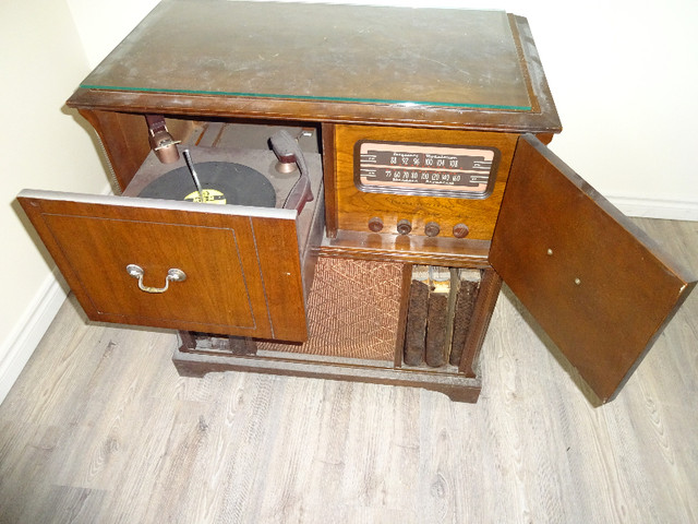 Antique Stromberg Cabinet Stereo in General Electronics in Hamilton - Image 2