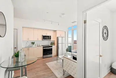 ️ LUXURY PENTHOUSE LIVING at UC TOWER – NOW $2,350/MO! ️