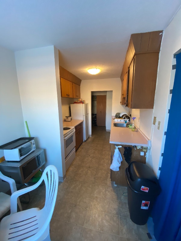 ROOM FOR RENT IN A 2 BEDROOM APARTMENT (NEAR 8TH ST SUPERSTORE) Room