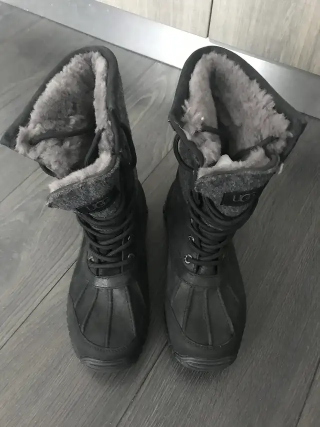 Women’s Uggs + Vibram Waterproof Boots Size 6.5 in Women's - Shoes in Markham / York Region - Image 4