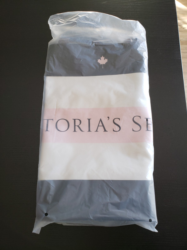 New Victoria Secret bag sac neuf Victoria Secret dans Femmes - Sacs et portefeuilles  à Laval/Rive Nord - Image 2