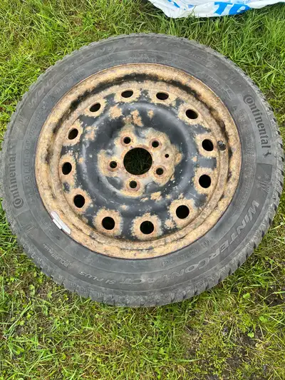 4 continental wintercontact tires on rims. Rims are old but great tires still got lots of tread left...
