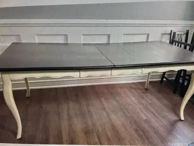 Dining Room Table Set for Sale in Excellent Condition. Includes: 1) Dine-Art Painted wooden extendab...