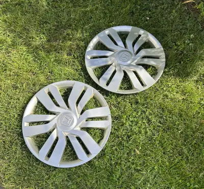 A vendre: 2 enjoliveurs (Cap de Roue) originaux de Honda Fit 2015-2020 pour roue de 15 pouces. En ex...