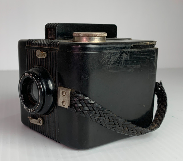 Kodak Bulls Eye Six-20 Bakelite Box Camera in Cameras & Camcorders in City of Toronto - Image 3