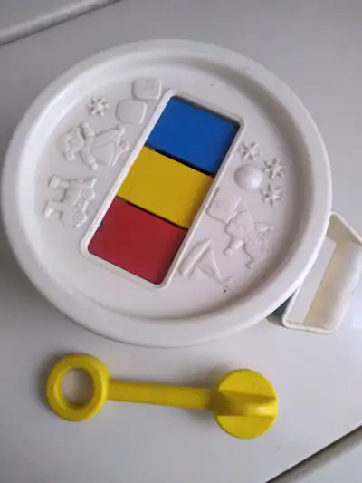 Si l'annonce est encore sur le site, c'est encore disponible Petit tambour musical avec sa baguette...