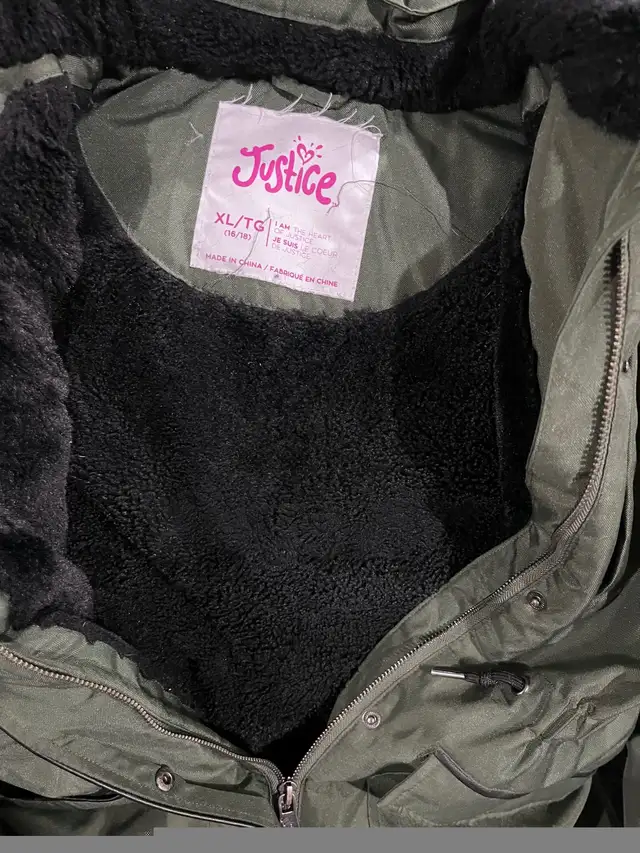 Manteau d’hiver d’enfant , grandeur xl (16-18) in Kids & Youth in Granby - Image 3