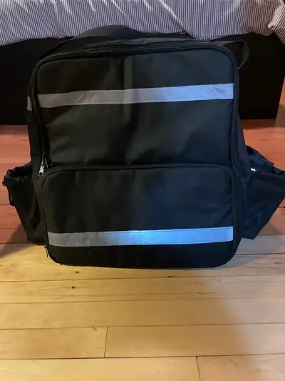 Sac de livraison utilisé seulement 1 fois Très propre ,aucun défaut 2 pochettes chaque côté pour bre...