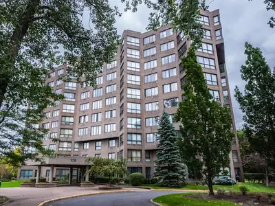 (English follows) Grand condo très lumineux (831 pi²) au 7e étage avec une magnifique vue sur le cen...