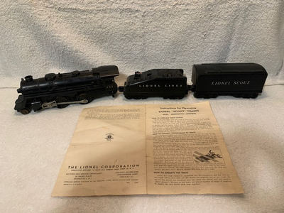 ENSEMBLE COMPRENANT 4 ÉLÉMENTS : 1 LOCOMOTIVE À VAPEUR modèle SCOUT, portant le numéro 242 et n’ayan...