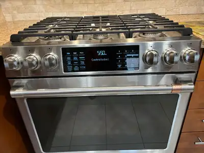 General Electric Cafe Gas Stove, 30 ''. Beautiful design, used but in perfect condition. Slide in, 6...