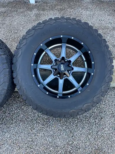 Set of KO2’s on universal MoTo Metal 20” wheels 325/60/20