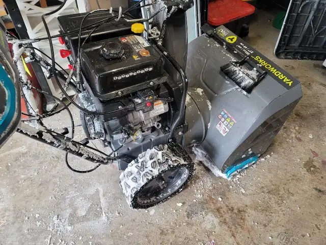 Yardworks Snowblower in Snowblowers in Oshawa / Durham Region - Image 7
