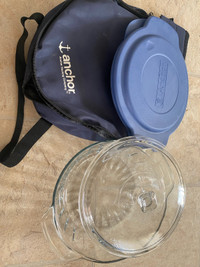 Casserole dishes with insulated carrying bags 