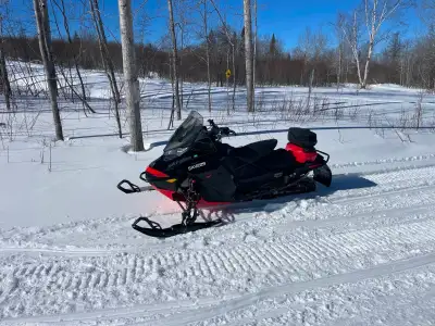 2022 Ski Doo MXZ XRS This machine is in great shape, comes with Linq bag and Linq gas can. All black...