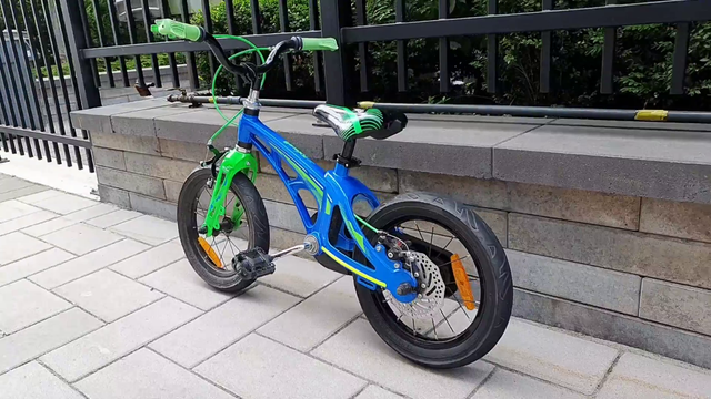 Children Bicycle + Helmet in Kids in City of Toronto - Image 3