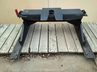 17K rated, 3 position, gooseneck hitch, rails included. Manufactured by Diversified Steel in Edmonto...