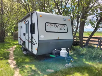 This 18 foot trailer with bunks is great for a couple or family of 4. At only 2900 pounds you can to...