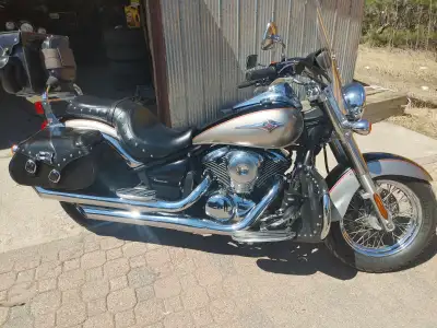 This is a clean bike in very good condition. Stock luggage plus backrest bag. Like new Michelin Comm...