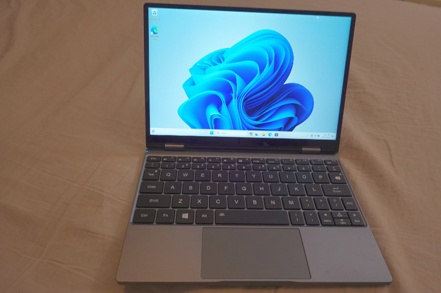 One Mix 4 micro laptop in Laptops in Markham / York Region - Image 2