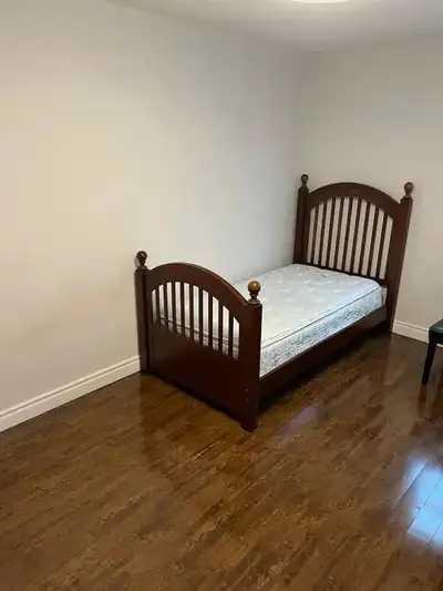 Rooms available for students/ working females. Located at Bovaird and Kenedy Rd Brampton ON. Close t...