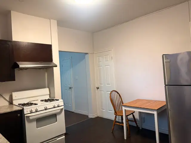 One bedroom in a two-bedroom apartment for rent dans Chambres à louer et colocs dans Ville de Toronto - Image 3