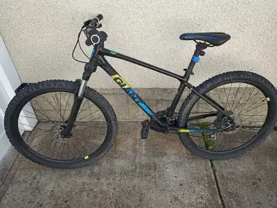 I'm selling a Giant mountain bike with an XS frame size and 27.5" wheels, perfect for hitting the tr...