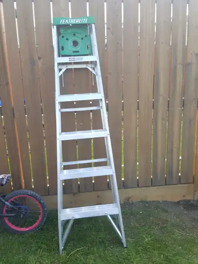 Featherlight Ladder - 6 ft = 1.8 m in good condition Pick up Skyview Ranch Road NE