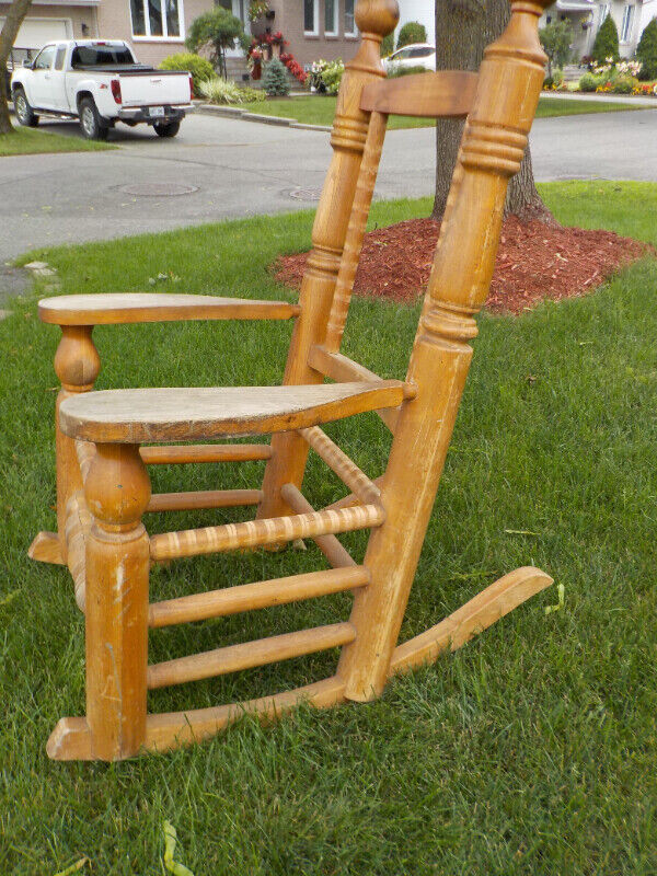 Chaise berçante antique style canadien en chêne pour bricoleur dans Chaises, Fauteuils inclinables  à Laval/Rive Nord - Image 2