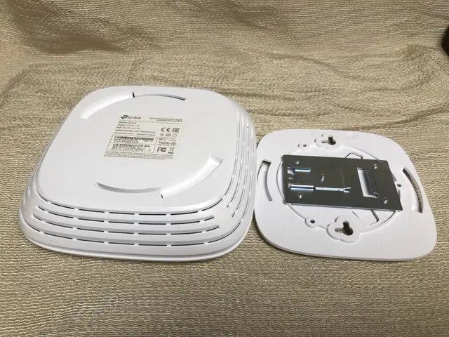 TP-Link EAP245 Wireless Dual Band Gigabit Ceiling Access Point in Networking in Oakville / Halton Region - Image 5