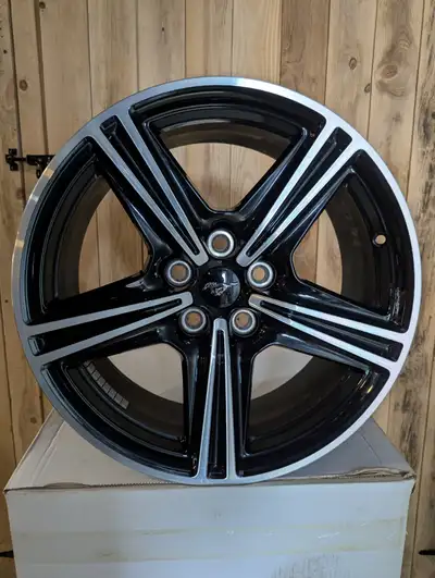 18 pouces Entraxe (PCD) : 5x114,3 mm (ou 5x4.5"). avec boulons" Le tout original provient d'une Ford...