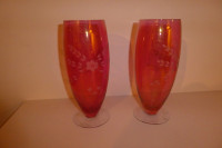2 vases en verres avec motifs 4" de diam x 12 de haut 15$ le lo