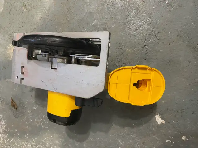 Dewalt Circular Saw 6 1/2 “ cordless in Power Tools in Oakville / Halton Region - Image 5