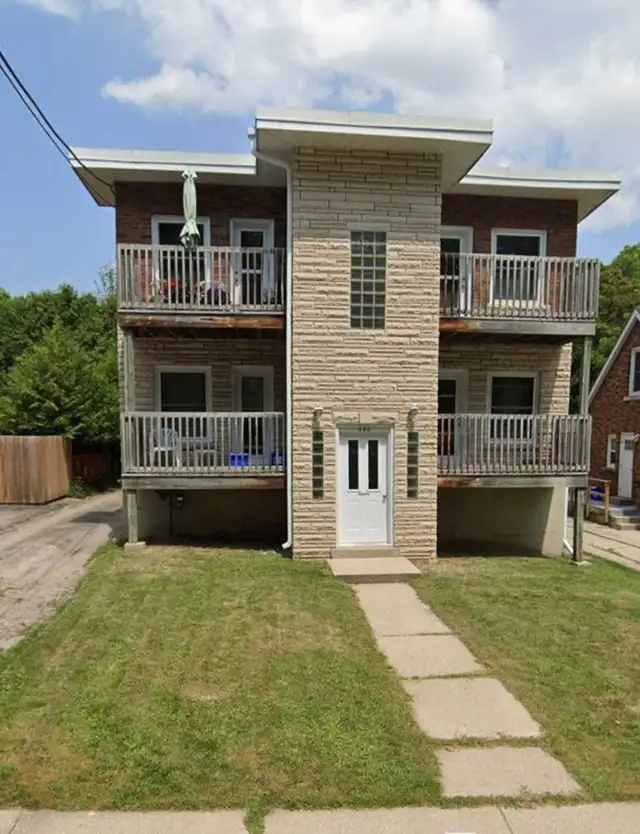 1 bdrm 1 bath Penthouse apt close to Kelso Beach