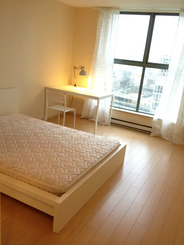 Downtown Master Room in Room Rentals & Roommates in Vancouver - Image 4
