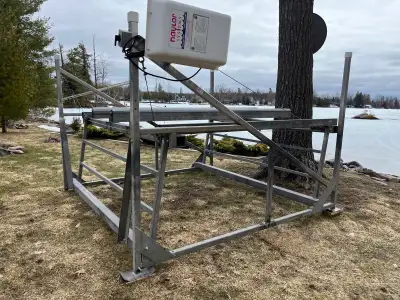Naylor 3600 lb cantilever boat lift. Motor, bunks, cables & pulleys all in excellent condition and w...