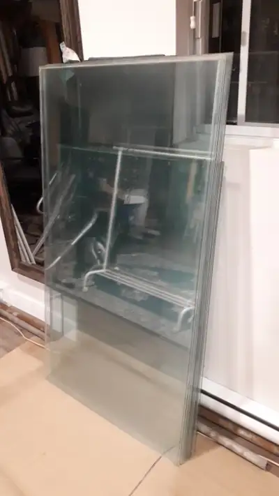 Window glass (thickness 3 mm) / Vitres de fenêtre (épaisseur 3 mm) : 44” x 28.5” – (2 pcs) – 20.00$...