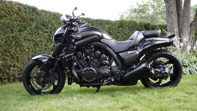 2019 Yamaha VMAX 1700 in Street, Cruisers & Choppers in Shawinigan - Image 2