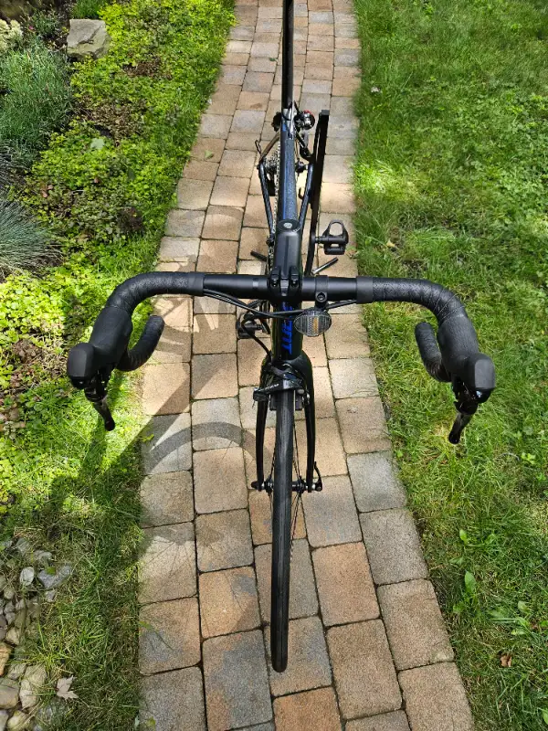 GIANT TCR Advanced 2 KOM - 105 Med (2023) in Road in City of Montréal - Image 3