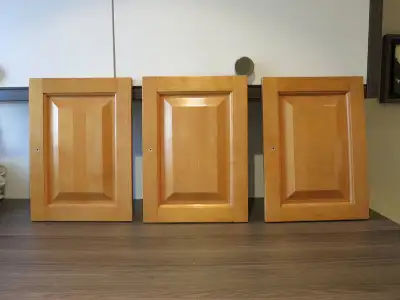 2 portes de merisier 11 1/2 X 16 pouces. 20$ ch. Elles sont impeccables.