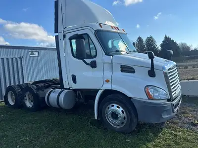 2014 FreightLiner Day Cab IF YOU ARE SEEING THIS IT IS STILL AVAILABLE! 5648.2 ENGINE HOUR 56,405.5...