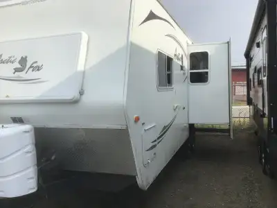 Four season with heated under belly. Thermo windows. Large A/C unit with separate roof vents. Extra...