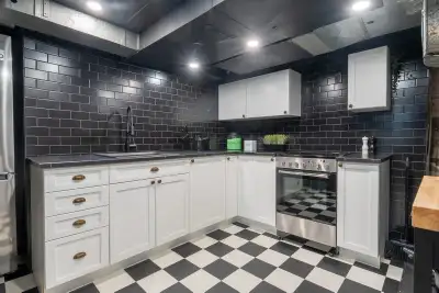 Spacious 1-Bedroom Walk-Out Apartment – Available Beginning of June Bright and private 1-bedroom wal...