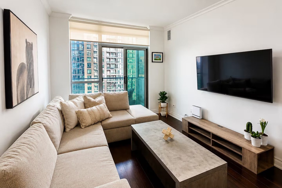 Downtown Toronto 1-Bed Condo – Fort York – Available Nov 1 4
