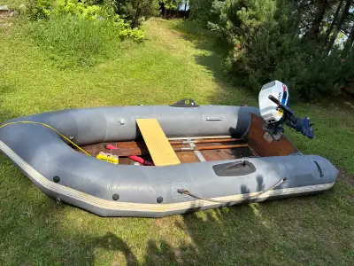 Zodiac de 10 pieds avec un moteur hors bord Honda 5hp 4 temps. Moteur : Le moteur est en excellente...
