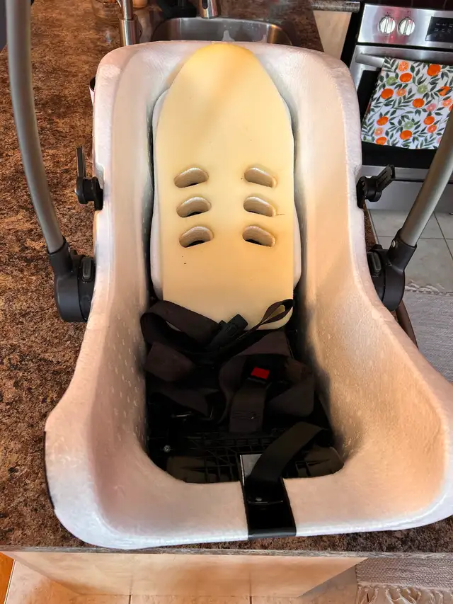 Nuna Pipa Ultralite carseat in Strollers, Carriers & Car Seats in Kitchener / Waterloo - Image 9