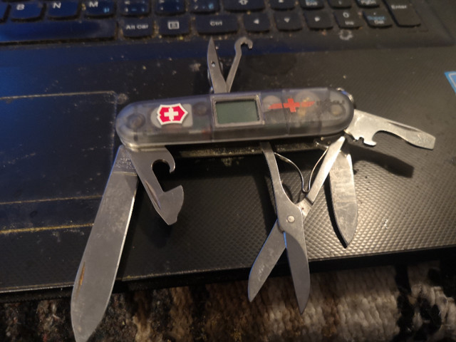 Victorinox Altimeter Knife in Fishing, Camping & Outdoors in Whitehorse - Image 4