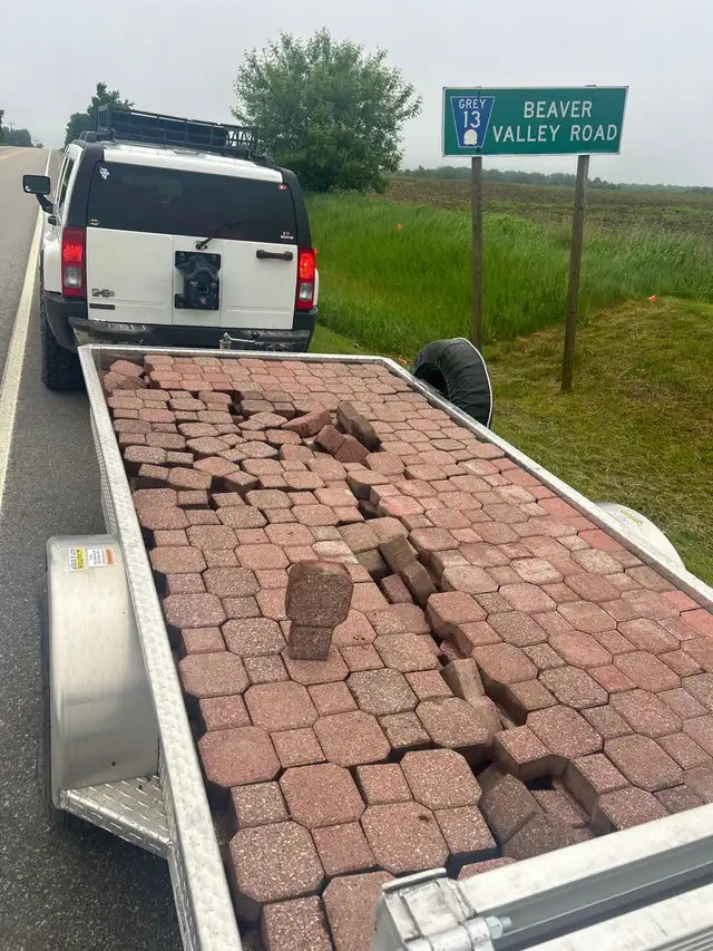 •KeyHole Pattern Unistone Paver ONLY $1 each • in Other in Owen Sound - Image 9