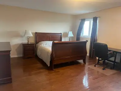 Large master bedroom with insuit private bath , use of kitchen with 1 person , parking , internet ,...