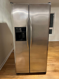 Side-by-side refrigerator with water/ice dispenser 
